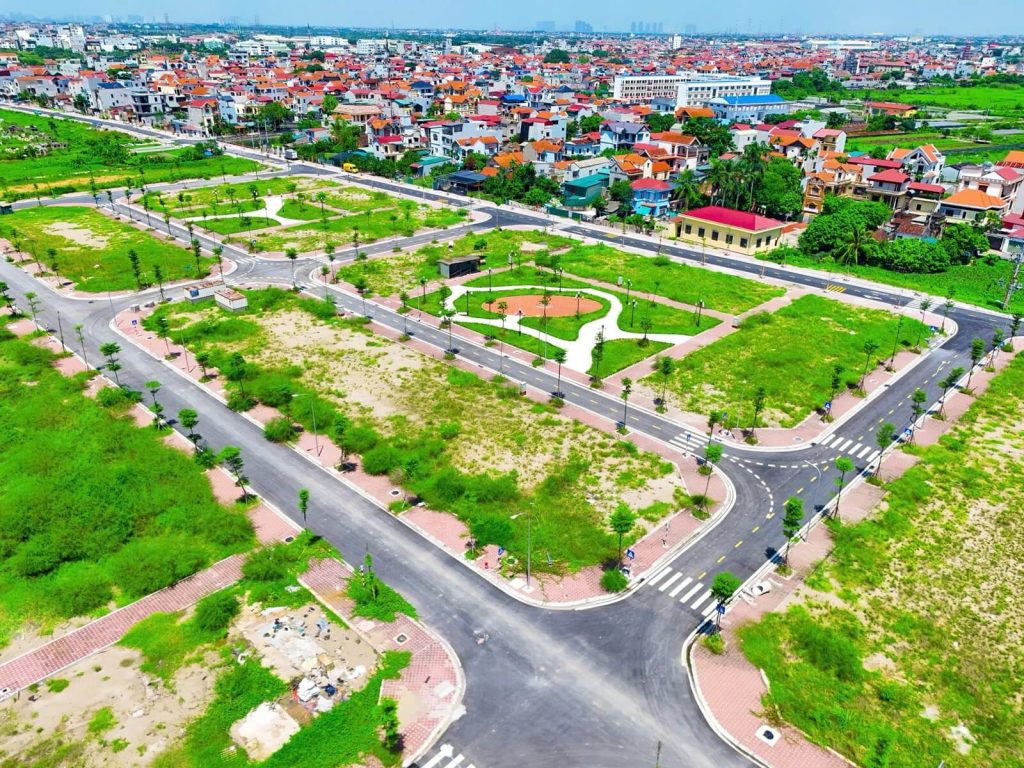 Cảnh quan cây xanh, đường nội khu và tiện ích công cộng tại dự án đang được triển khai.